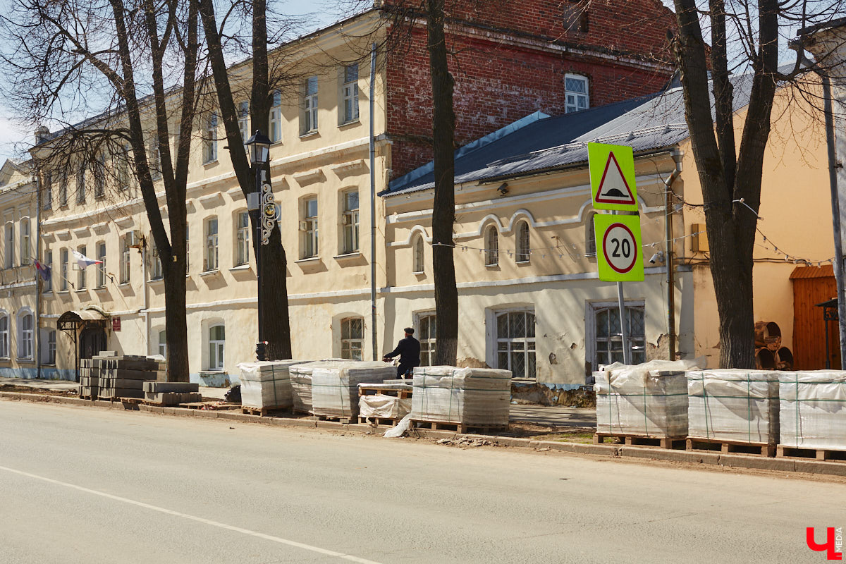 Накануне тысячелетнего юбилея Суздаль преображается на глазах. Основные работы проходят в историческом центре, где сейчас укладывают новую плитку. Благоустроить пространство от заставы до заставы планируют в едином стиле.