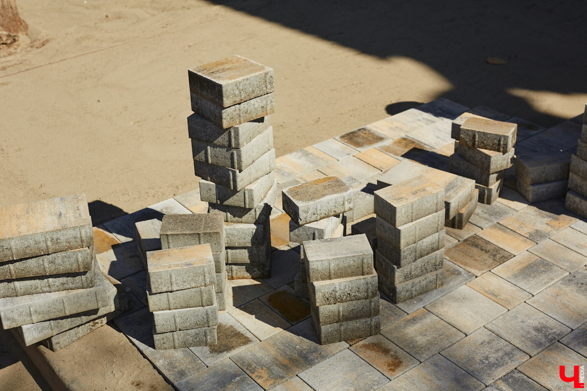 Накануне тысячелетнего юбилея Суздаль преображается на глазах. Основные работы проходят в историческом центре, где сейчас укладывают новую плитку. Благоустроить пространство от заставы до заставы планируют в едином стиле.