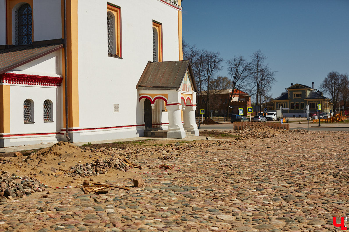Накануне тысячелетнего юбилея Суздаль преображается на глазах. Основные работы проходят в историческом центре, где сейчас укладывают новую плитку. Благоустроить пространство от заставы до заставы планируют в едином стиле.