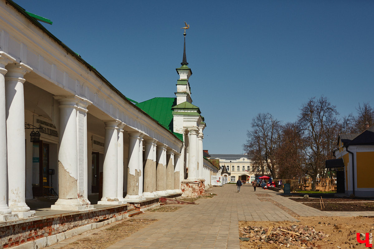 Накануне тысячелетнего юбилея Суздаль преображается на глазах. Основные работы проходят в историческом центре, где сейчас укладывают новую плитку. Благоустроить пространство от заставы до заставы планируют в едином стиле.