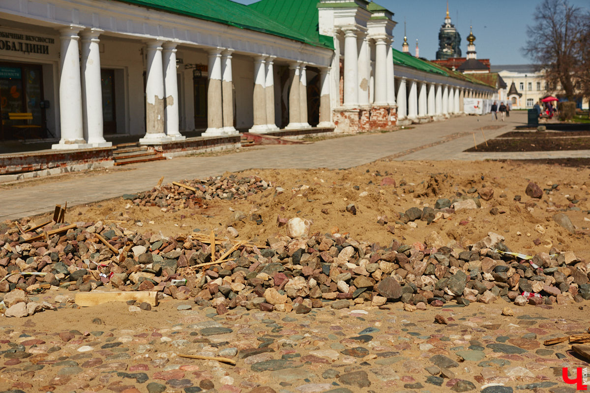 Накануне тысячелетнего юбилея Суздаль преображается на глазах. Основные работы проходят в историческом центре, где сейчас укладывают новую плитку. Благоустроить пространство от заставы до заставы планируют в едином стиле.
