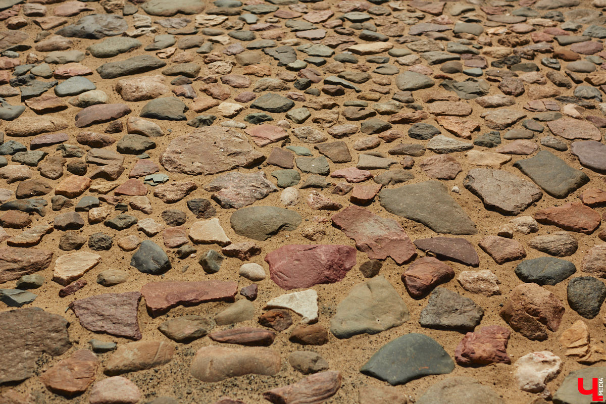 Накануне тысячелетнего юбилея Суздаль преображается на глазах. Основные работы проходят в историческом центре, где сейчас укладывают новую плитку. Благоустроить пространство от заставы до заставы планируют в едином стиле.