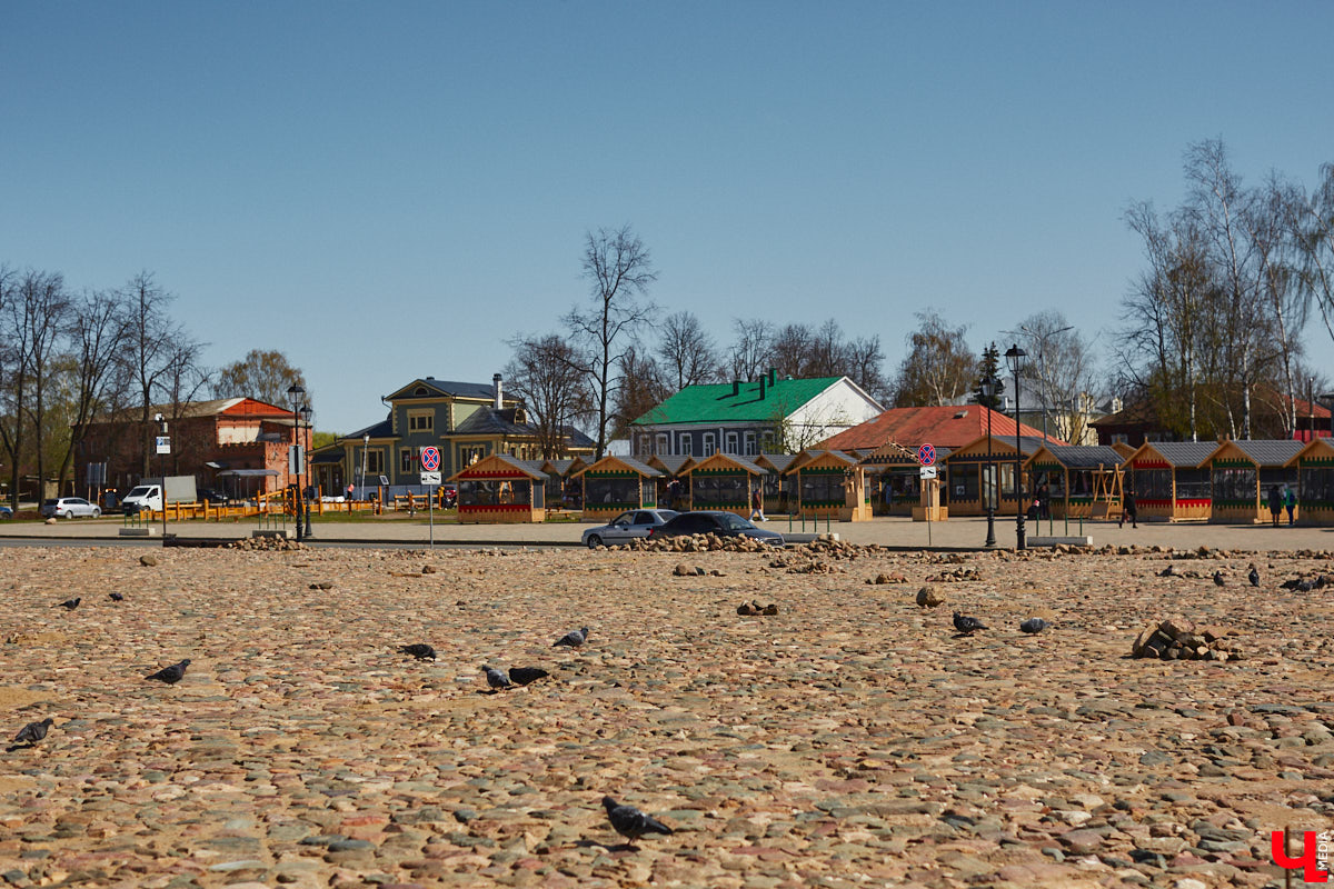 Накануне тысячелетнего юбилея Суздаль преображается на глазах. Основные работы проходят в историческом центре, где сейчас укладывают новую плитку. Благоустроить пространство от заставы до заставы планируют в едином стиле.