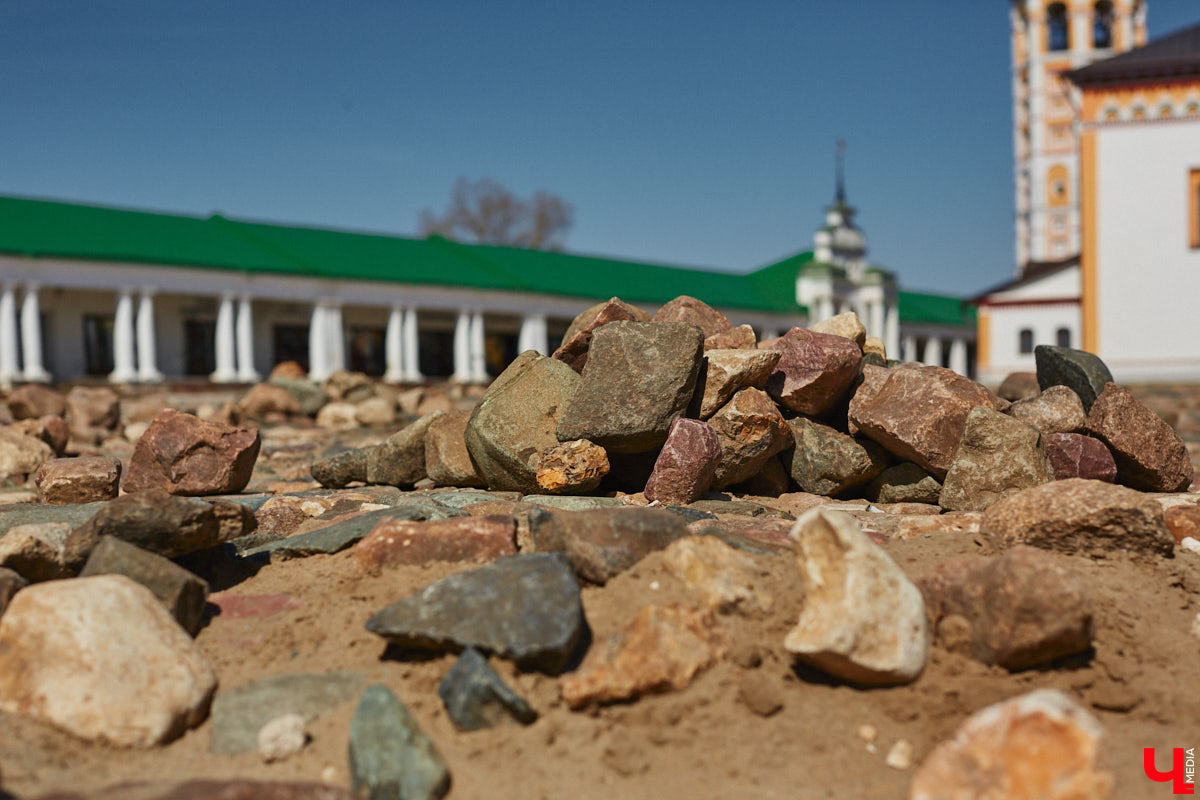 Накануне тысячелетнего юбилея Суздаль преображается на глазах. Основные работы проходят в историческом центре, где сейчас укладывают новую плитку. Благоустроить пространство от заставы до заставы планируют в едином стиле.