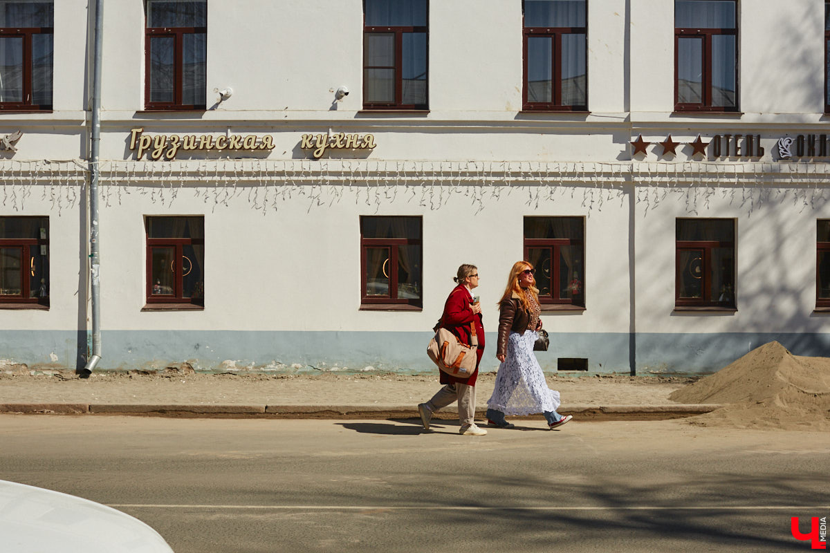 Накануне тысячелетнего юбилея Суздаль преображается на глазах. Основные работы проходят в историческом центре, где сейчас укладывают новую плитку. Благоустроить пространство от заставы до заставы планируют в едином стиле.