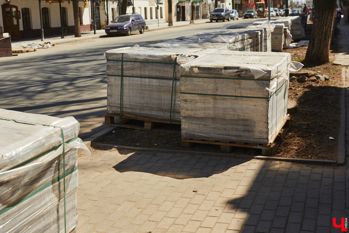 Накануне тысячелетнего юбилея Суздаль преображается на глазах. Основные работы проходят в историческом центре, где сейчас укладывают новую плитку. Благоустроить пространство от заставы до заставы планируют в едином стиле.