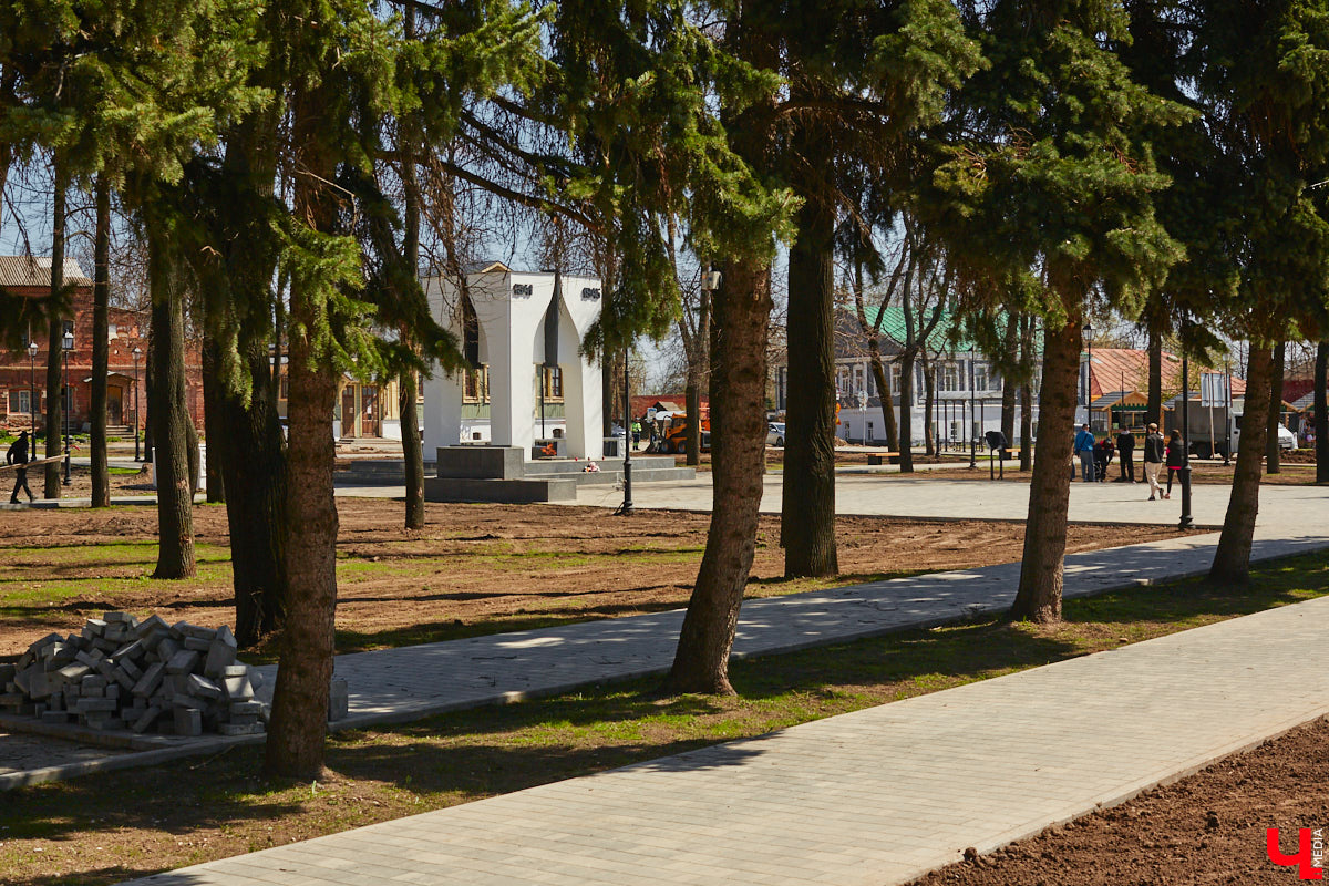 Накануне тысячелетнего юбилея Суздаль преображается на глазах. Основные работы проходят в историческом центре, где сейчас укладывают новую плитку. Благоустроить пространство от заставы до заставы планируют в едином стиле.