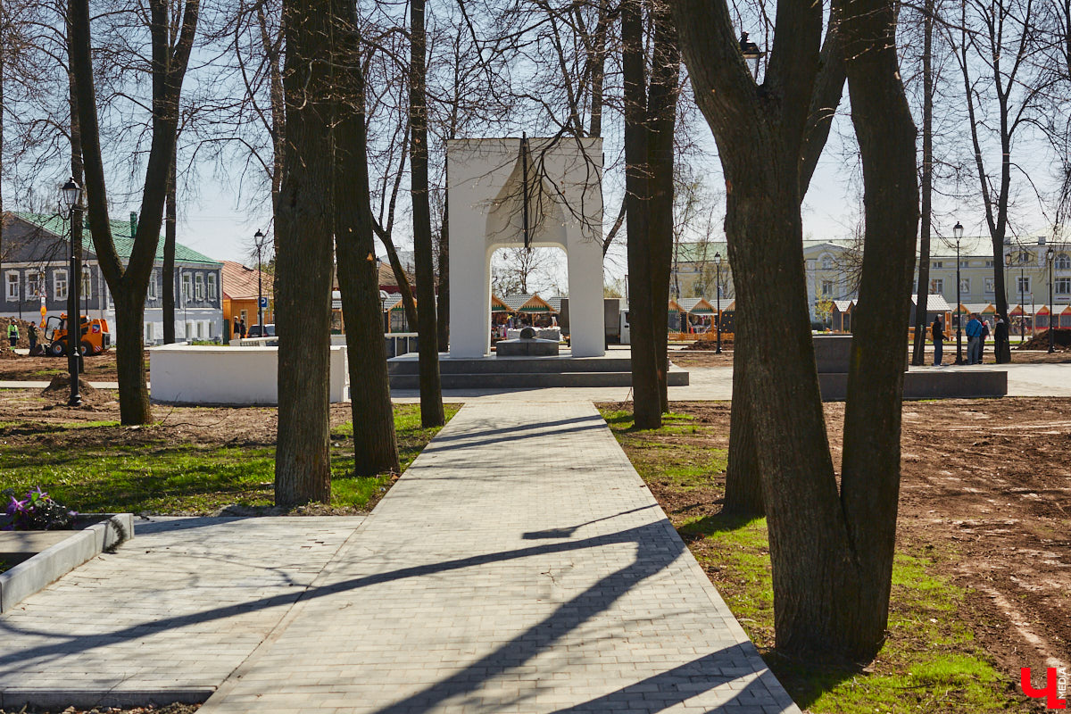 Накануне тысячелетнего юбилея Суздаль преображается на глазах. Основные работы проходят в историческом центре, где сейчас укладывают новую плитку. Благоустроить пространство от заставы до заставы планируют в едином стиле.