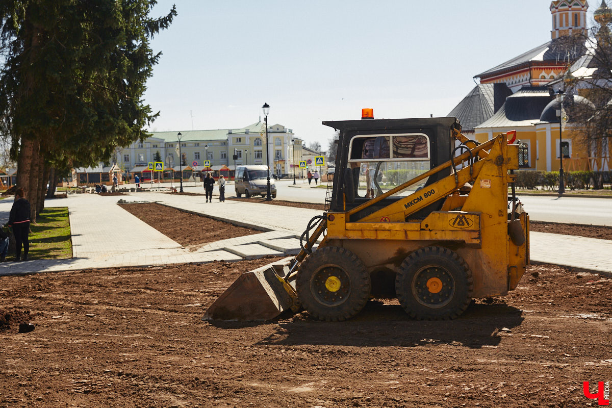 Накануне тысячелетнего юбилея Суздаль преображается на глазах. Основные работы проходят в историческом центре, где сейчас укладывают новую плитку. Благоустроить пространство от заставы до заставы планируют в едином стиле.