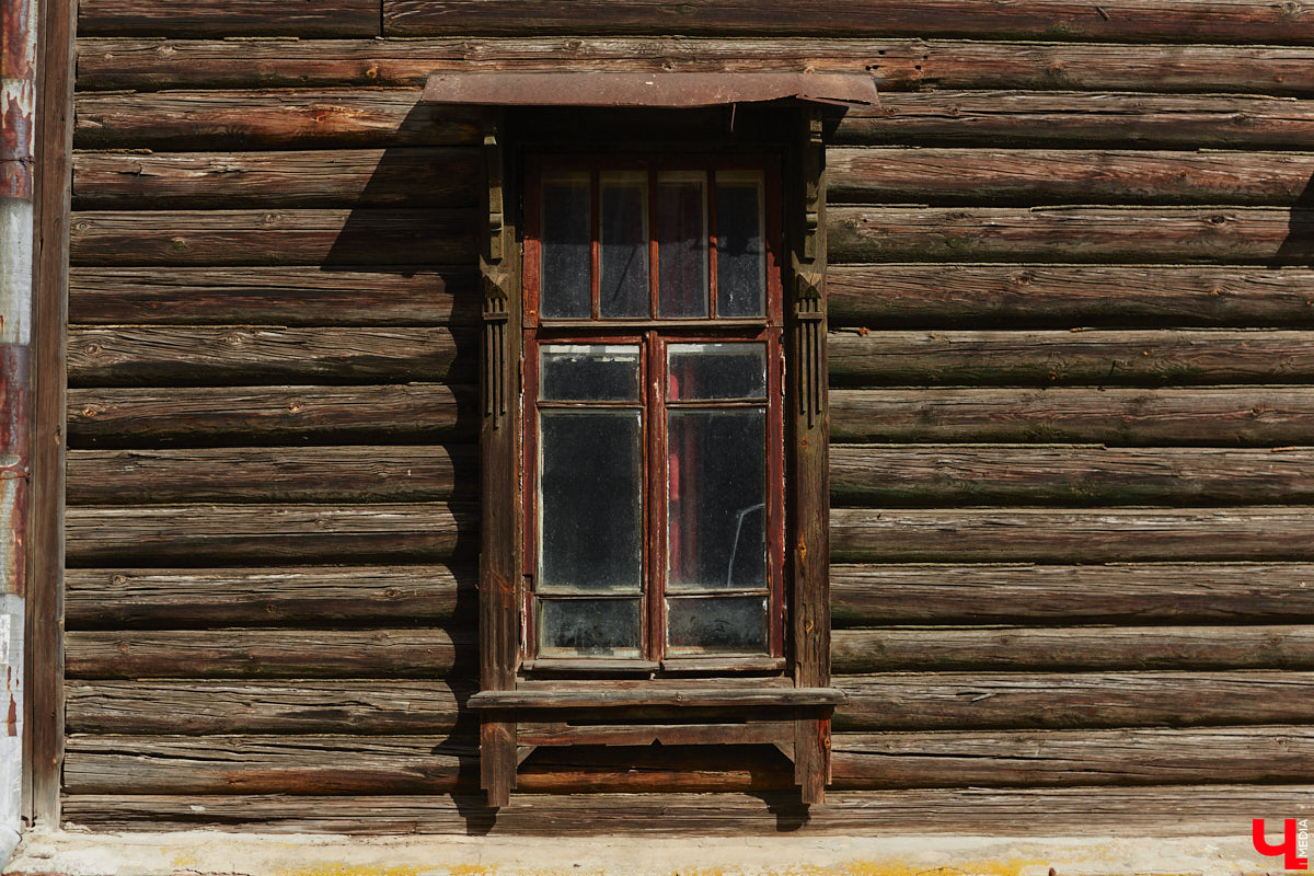 В конце прошлого года началось расселение многоквартирных жилых домов № 2 и 4 на улице Хирурга Орлова. Эти 2-этажные здания были построены в 1928 году, а в 2016-м их техническое состояние определили как недопустимое и аварийное. Физический износ составлял 77%, состояние основных несущих строительных конструкций (фундаментов, перекрытий, кровли) признано неудовлетворительным. Таким образом наш город вскоре потеряет уникальные образцы первых советских жилых домов, которые многое могли бы рассказать об истории Владимира и его жителей.