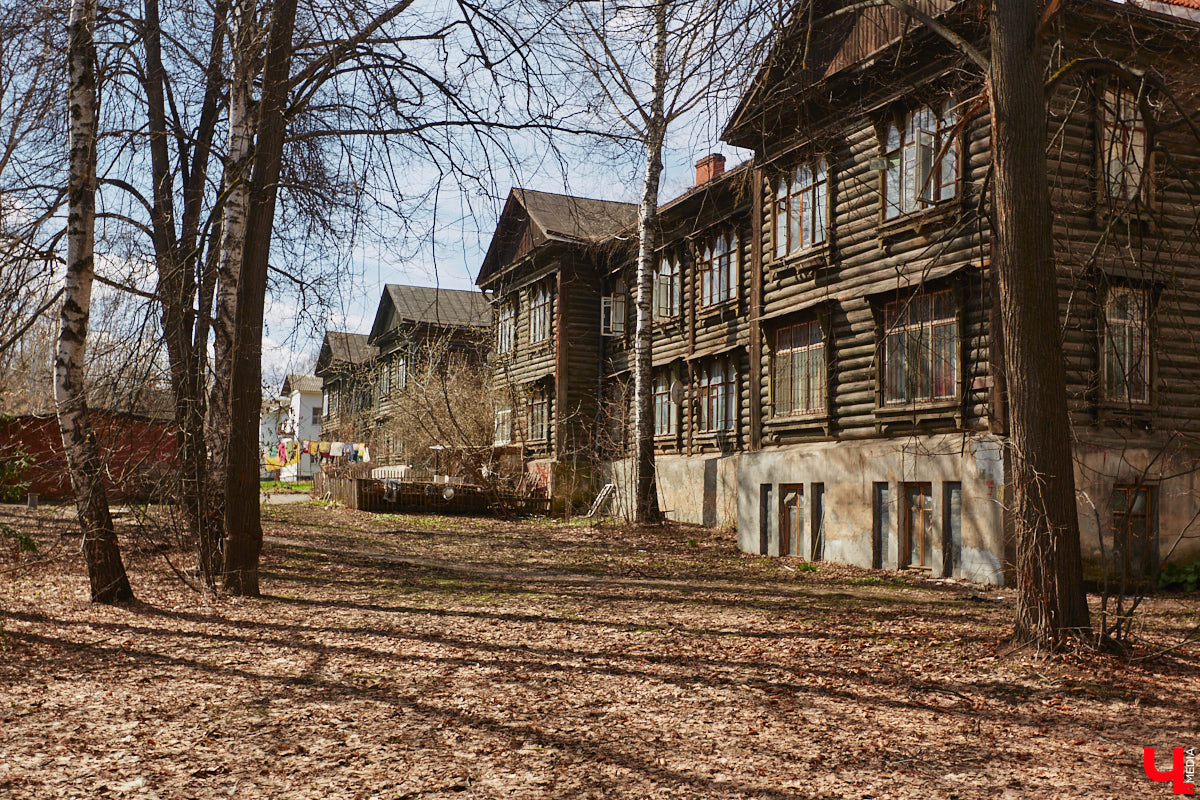 В конце прошлого года началось расселение многоквартирных жилых домов № 2 и 4 на улице Хирурга Орлова. Эти 2-этажные здания были построены в 1928 году, а в 2016-м их техническое состояние определили как недопустимое и аварийное. Физический износ составлял 77%, состояние основных несущих строительных конструкций (фундаментов, перекрытий, кровли) признано неудовлетворительным. Таким образом наш город вскоре потеряет уникальные образцы первых советских жилых домов, которые многое могли бы рассказать об истории Владимира и его жителей.