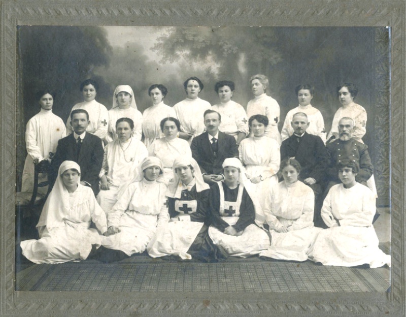 В конце прошлого года началось расселение многоквартирных жилых домов № 2 и 4 на улице Хирурга Орлова. Эти 2-этажные здания были построены в 1928 году, а в 2016-м их техническое состояние определили как недопустимое и аварийное. Физический износ составлял 77%, состояние основных несущих строительных конструкций (фундаментов, перекрытий, кровли) признано неудовлетворительным. Таким образом наш город вскоре потеряет уникальные образцы первых советских жилых домов, которые многое могли бы рассказать об истории Владимира и его жителей.