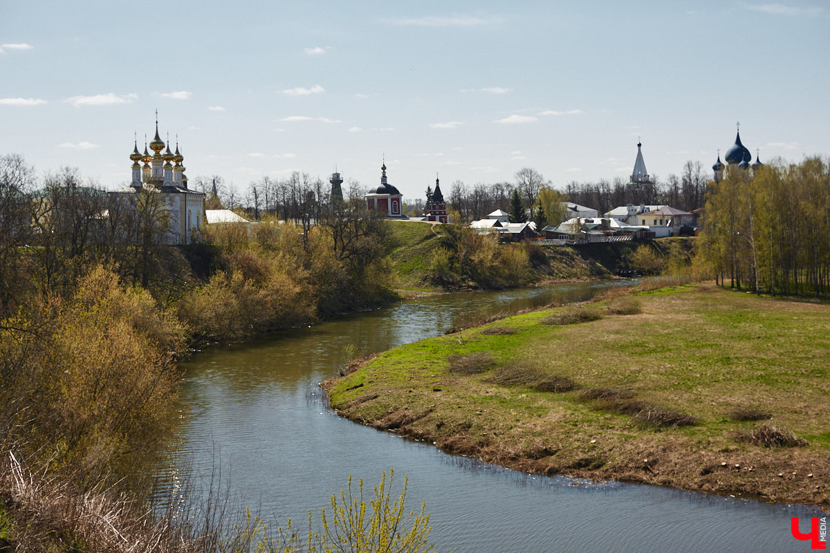 В Суздале уже стартовал сезон навигации. На воду спустили ладью и трамвайчик. А в перспективе Каменку планируют расчистить и углубить для прохождения по ней речных судов. Там же скоро поставят спектакль. Пока же на субботник выходят экоактивисты, причем на самых разных плавсредствах: сапбордах, лодках и байдарках.
