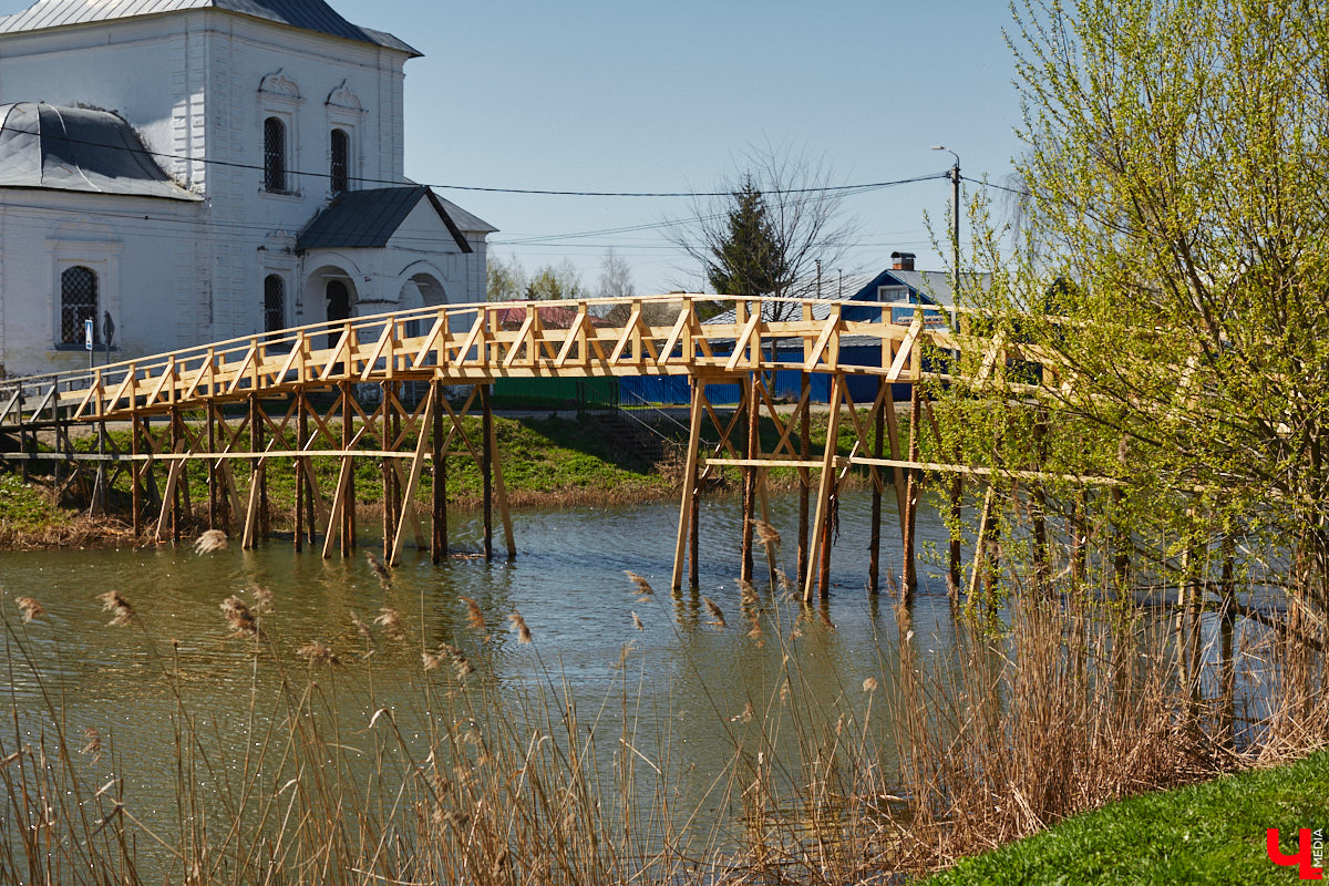 В Суздале уже стартовал сезон навигации. На воду спустили ладью и трамвайчик. А в перспективе Каменку планируют расчистить и углубить для прохождения по ней речных судов. Там же скоро поставят спектакль. Пока же на субботник выходят экоактивисты, причем на самых разных плавсредствах: сапбордах, лодках и байдарках.