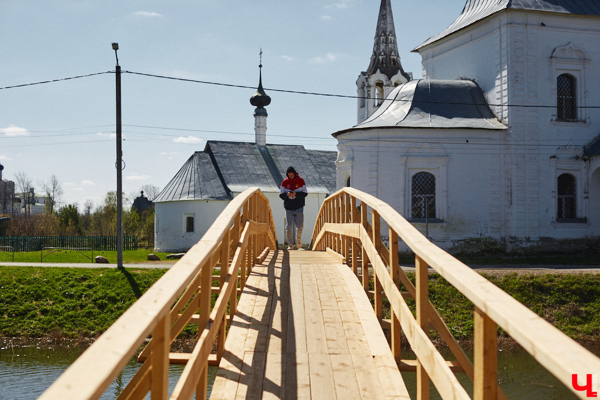 В Суздале уже стартовал сезон навигации. На воду спустили ладью и трамвайчик. А в перспективе Каменку планируют расчистить и углубить для прохождения по ней речных судов. Там же скоро поставят спектакль. Пока же на субботник выходят экоактивисты, причем на самых разных плавсредствах: сапбордах, лодках и байдарках.