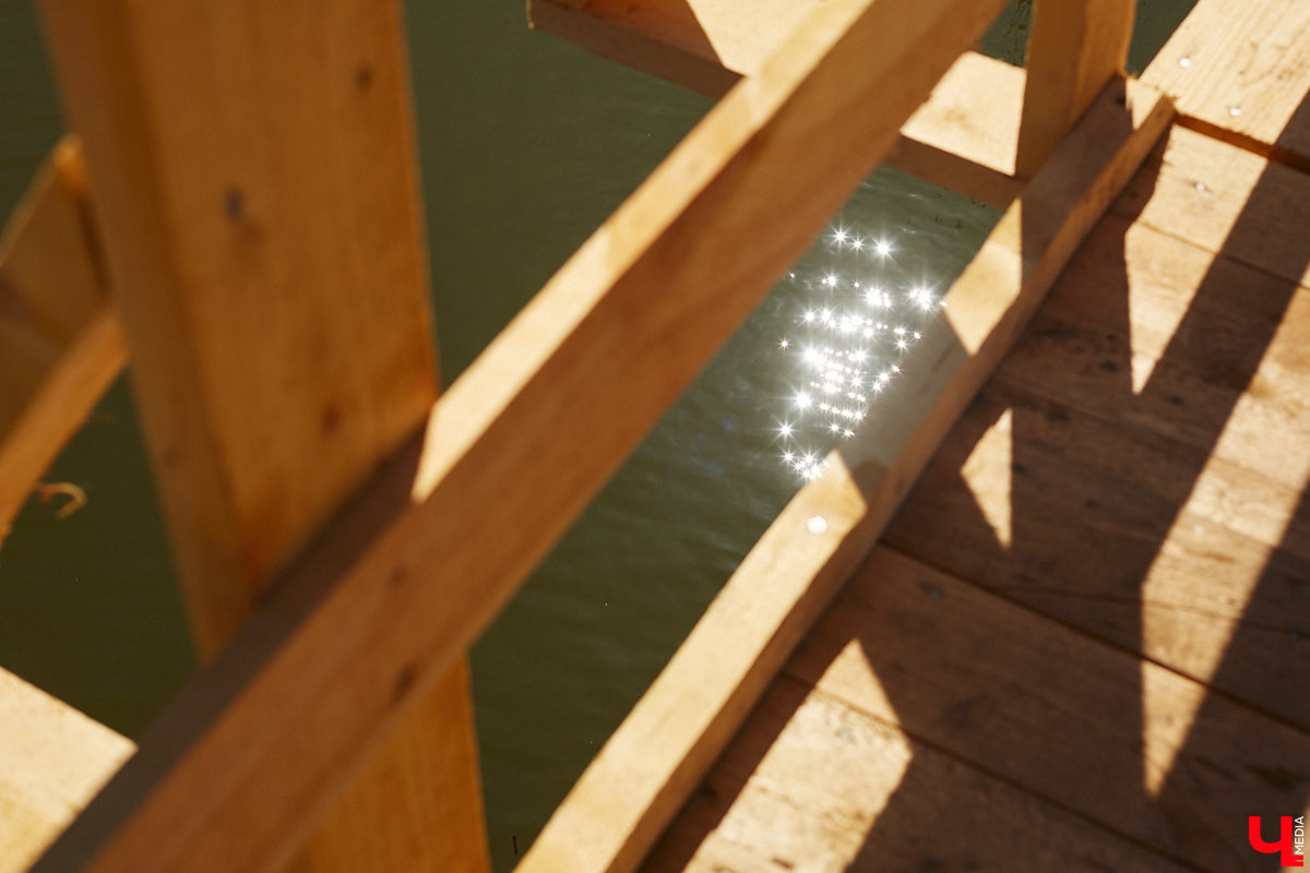 В Суздале уже стартовал сезон навигации. На воду спустили ладью и трамвайчик. А в перспективе Каменку планируют расчистить и углубить для прохождения по ней речных судов. Там же скоро поставят спектакль. Пока же на субботник выходят экоактивисты, причем на самых разных плавсредствах: сапбордах, лодках и байдарках.