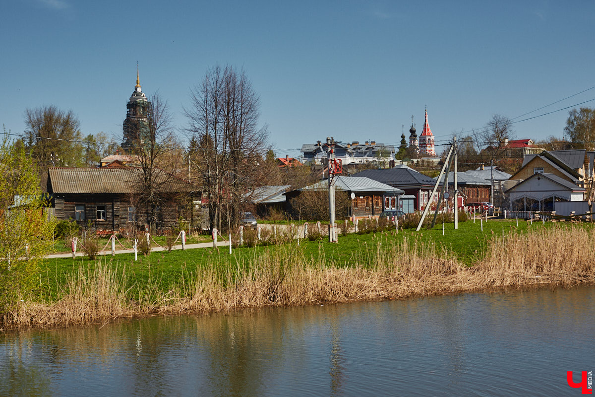 В Суздале уже стартовал сезон навигации. На воду спустили ладью и трамвайчик. А в перспективе Каменку планируют расчистить и углубить для прохождения по ней речных судов. Там же скоро поставят спектакль. Пока же на субботник выходят экоактивисты, причем на самых разных плавсредствах: сапбордах, лодках и байдарках.