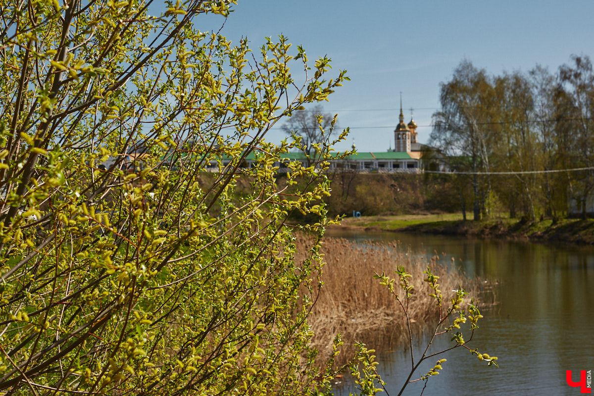 В Суздале уже стартовал сезон навигации. На воду спустили ладью и трамвайчик. А в перспективе Каменку планируют расчистить и углубить для прохождения по ней речных судов. Там же скоро поставят спектакль. Пока же на субботник выходят экоактивисты, причем на самых разных плавсредствах: сапбордах, лодках и байдарках.