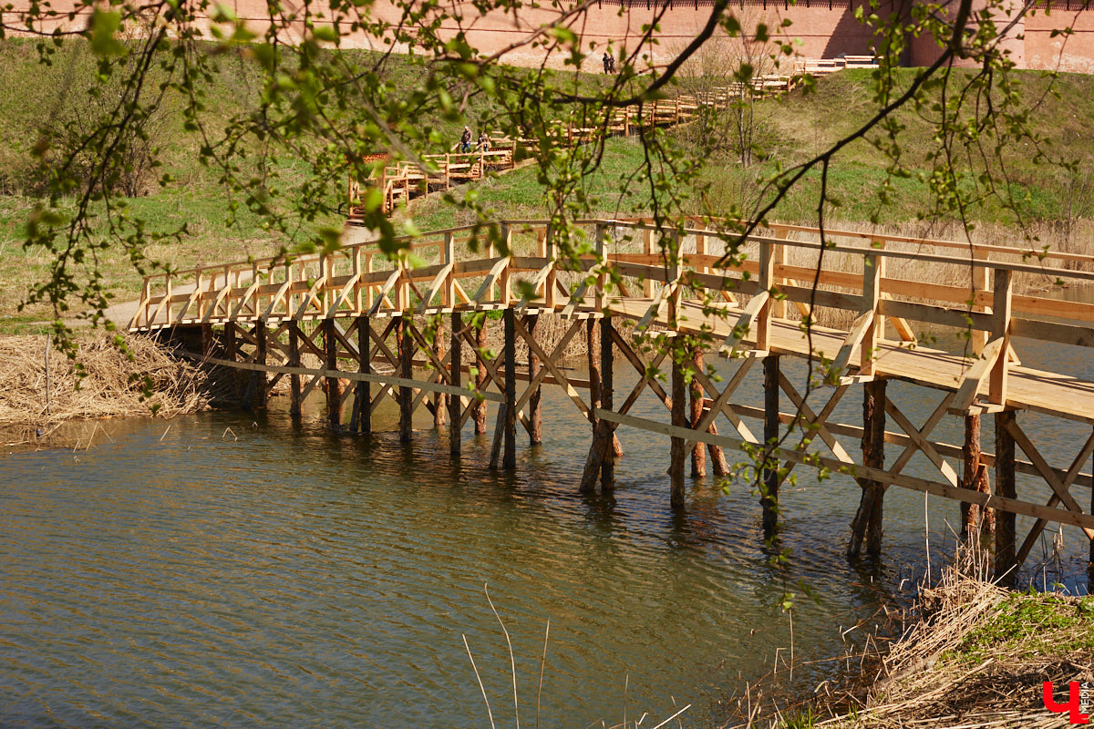 В Суздале уже стартовал сезон навигации. На воду спустили ладью и трамвайчик. А в перспективе Каменку планируют расчистить и углубить для прохождения по ней речных судов. Там же скоро поставят спектакль. Пока же на субботник выходят экоактивисты, причем на самых разных плавсредствах: сапбордах, лодках и байдарках.