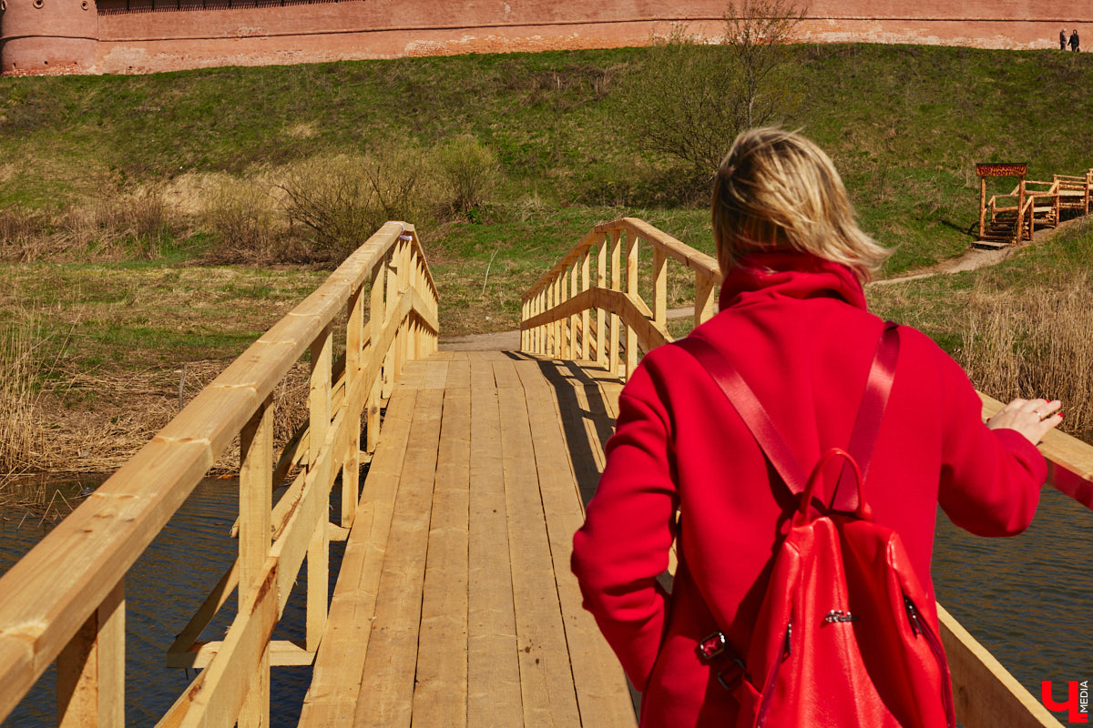 В Суздале уже стартовал сезон навигации. На воду спустили ладью и трамвайчик. А в перспективе Каменку планируют расчистить и углубить для прохождения по ней речных судов. Там же скоро поставят спектакль. Пока же на субботник выходят экоактивисты, причем на самых разных плавсредствах: сапбордах, лодках и байдарках.