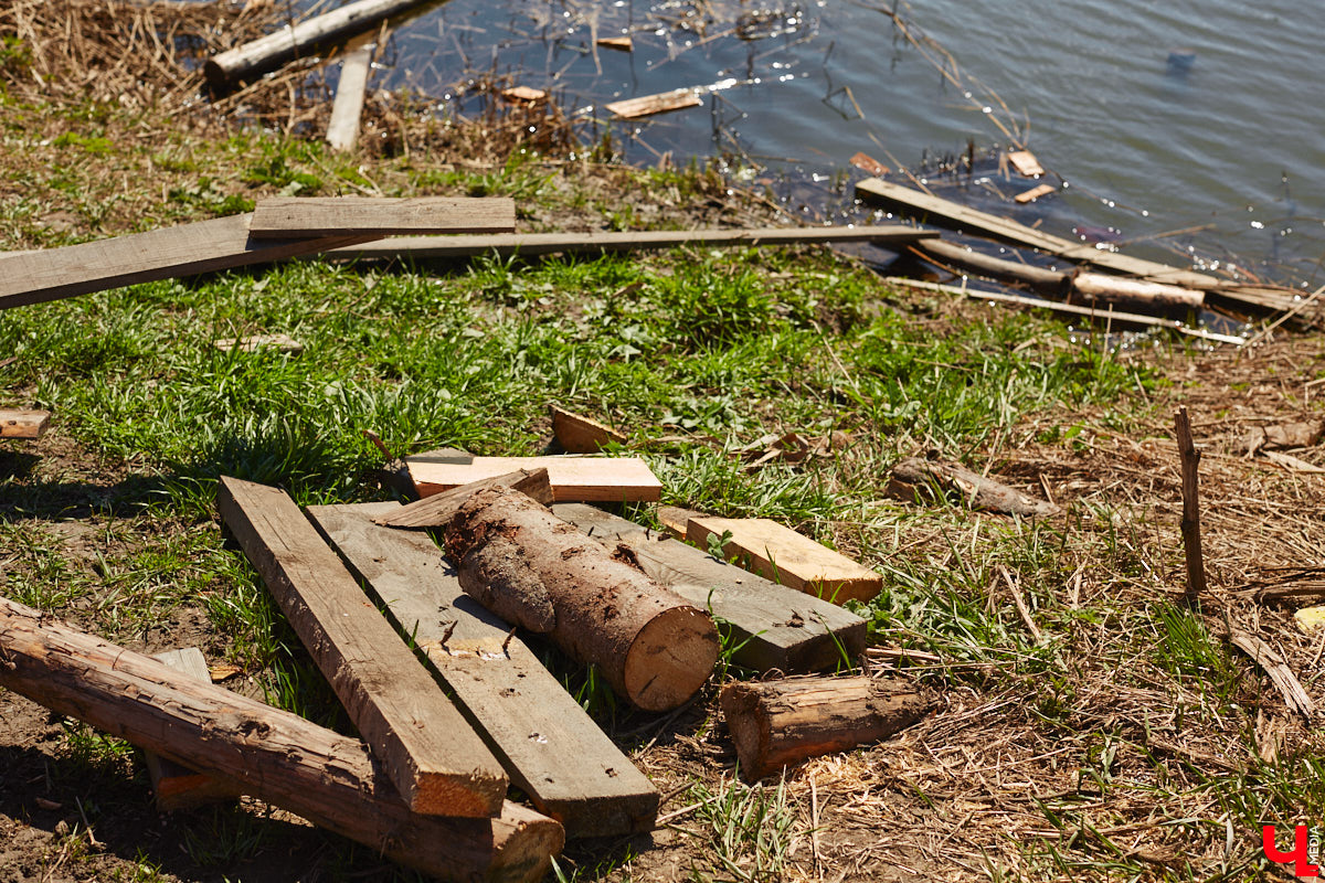 В Суздале уже стартовал сезон навигации. На воду спустили ладью и трамвайчик. А в перспективе Каменку планируют расчистить и углубить для прохождения по ней речных судов. Там же скоро поставят спектакль. Пока же на субботник выходят экоактивисты, причем на самых разных плавсредствах: сапбордах, лодках и байдарках.