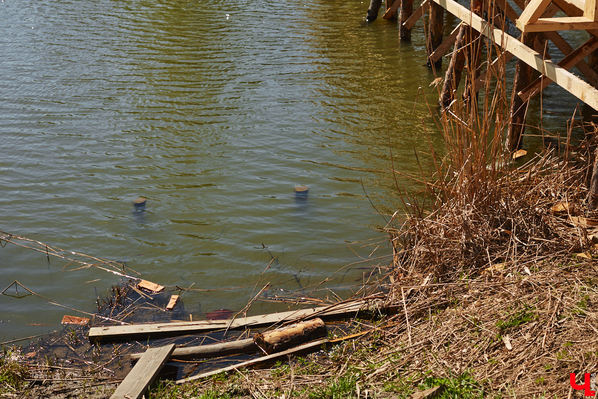 В Суздале уже стартовал сезон навигации. На воду спустили ладью и трамвайчик. А в перспективе Каменку планируют расчистить и углубить для прохождения по ней речных судов. Там же скоро поставят спектакль. Пока же на субботник выходят экоактивисты, причем на самых разных плавсредствах: сапбордах, лодках и байдарках.