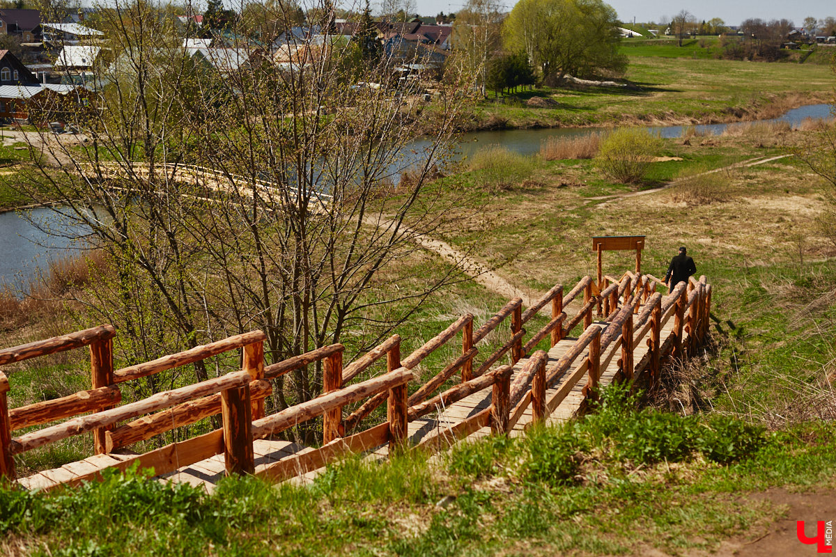 В Суздале уже стартовал сезон навигации. На воду спустили ладью и трамвайчик. А в перспективе Каменку планируют расчистить и углубить для прохождения по ней речных судов. Там же скоро поставят спектакль. Пока же на субботник выходят экоактивисты, причем на самых разных плавсредствах: сапбордах, лодках и байдарках.