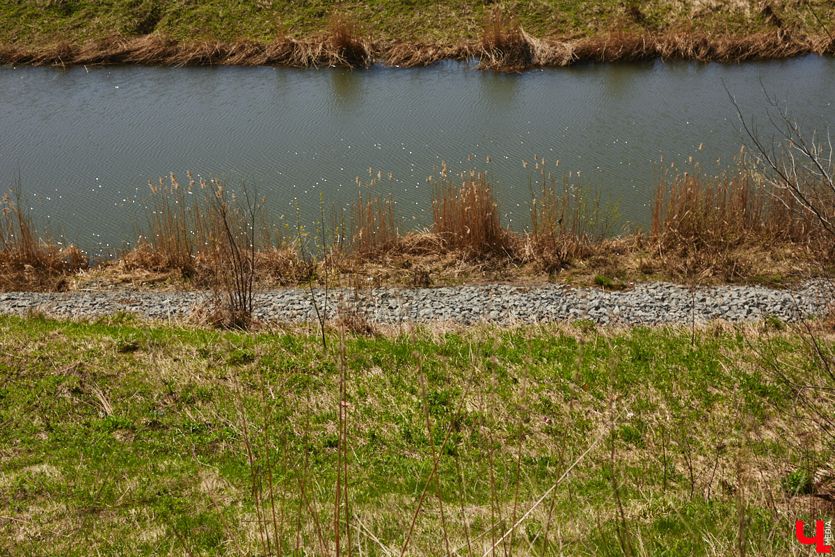 В Суздале уже стартовал сезон навигации. На воду спустили ладью и трамвайчик. А в перспективе Каменку планируют расчистить и углубить для прохождения по ней речных судов. Там же скоро поставят спектакль. Пока же на субботник выходят экоактивисты, причем на самых разных плавсредствах: сапбордах, лодках и байдарках.