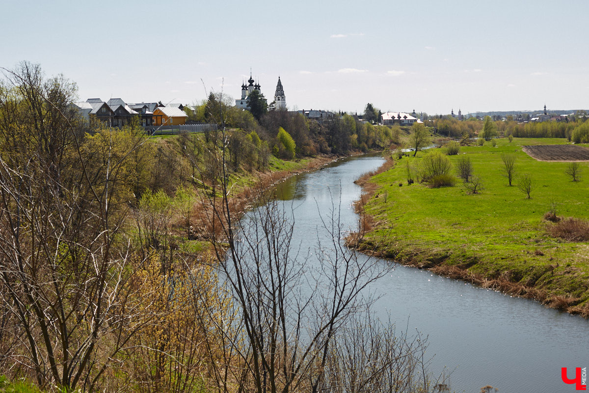 В Суздале уже стартовал сезон навигации. На воду спустили ладью и трамвайчик. А в перспективе Каменку планируют расчистить и углубить для прохождения по ней речных судов. Там же скоро поставят спектакль. Пока же на субботник выходят экоактивисты, причем на самых разных плавсредствах: сапбордах, лодках и байдарках.