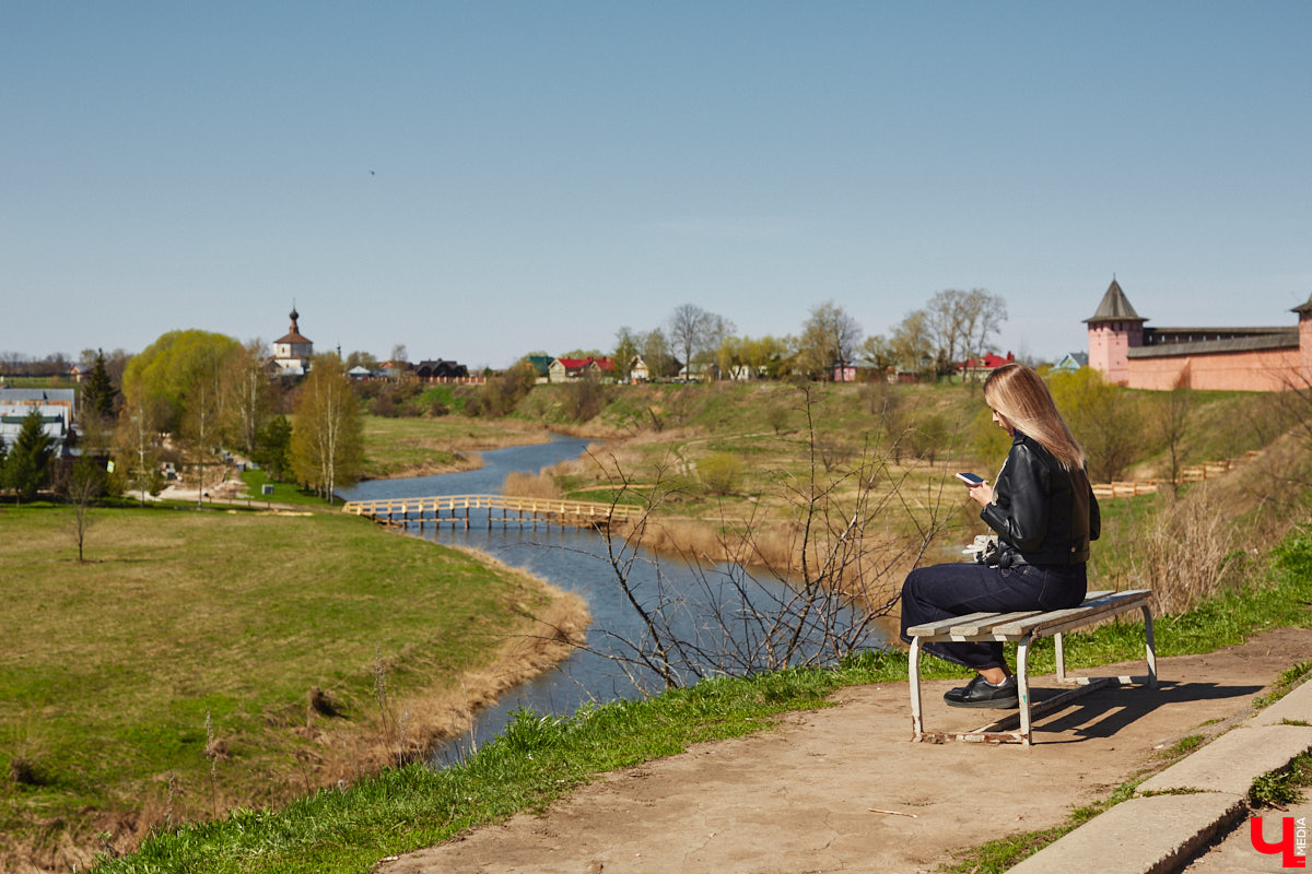 В Суздале уже стартовал сезон навигации. На воду спустили ладью и трамвайчик. А в перспективе Каменку планируют расчистить и углубить для прохождения по ней речных судов. Там же скоро поставят спектакль. Пока же на субботник выходят экоактивисты, причем на самых разных плавсредствах: сапбордах, лодках и байдарках.