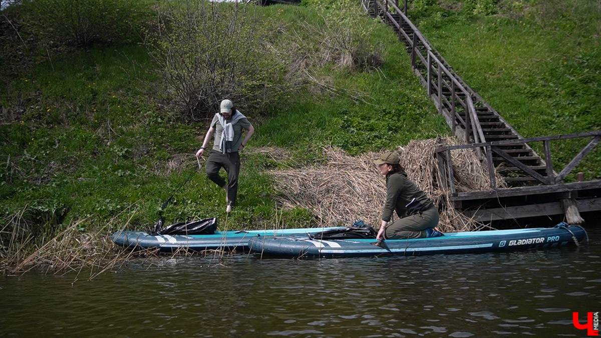 В Суздале уже стартовал сезон навигации. На воду спустили ладью и трамвайчик. А в перспективе Каменку планируют расчистить и углубить для прохождения по ней речных судов. Там же скоро поставят спектакль. Пока же на субботник выходят экоактивисты, причем на самых разных плавсредствах: сапбордах, лодках и байдарках.