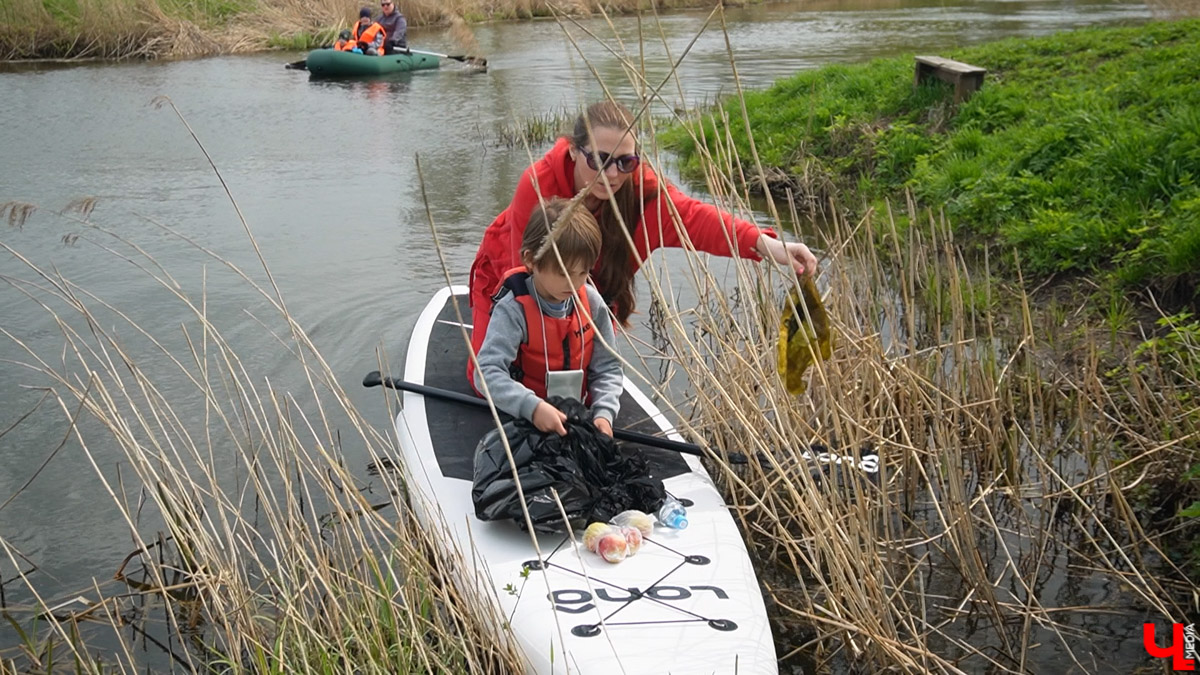 В Суздале уже стартовал сезон навигации. На воду спустили ладью и трамвайчик. А в перспективе Каменку планируют расчистить и углубить для прохождения по ней речных судов. Там же скоро поставят спектакль. Пока же на субботник выходят экоактивисты, причем на самых разных плавсредствах: сапбордах, лодках и байдарках.