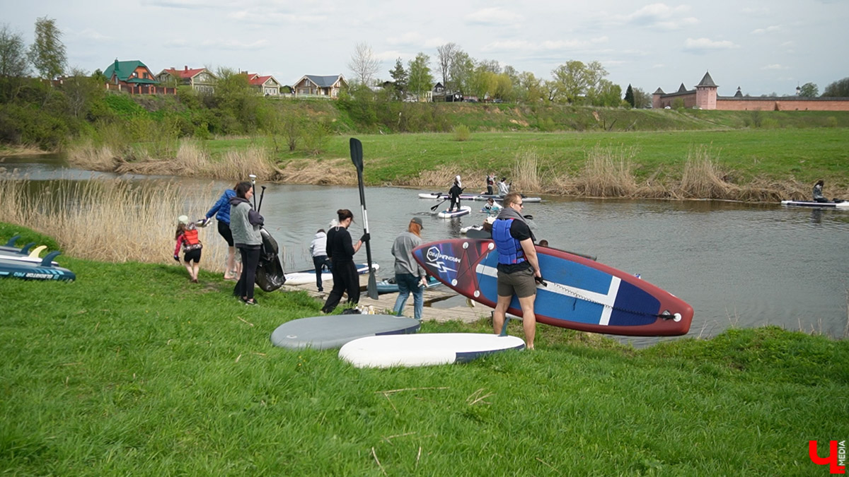 В Суздале уже стартовал сезон навигации. На воду спустили ладью и трамвайчик. А в перспективе Каменку планируют расчистить и углубить для прохождения по ней речных судов. Там же скоро поставят спектакль. Пока же на субботник выходят экоактивисты, причем на самых разных плавсредствах: сапбордах, лодках и байдарках.