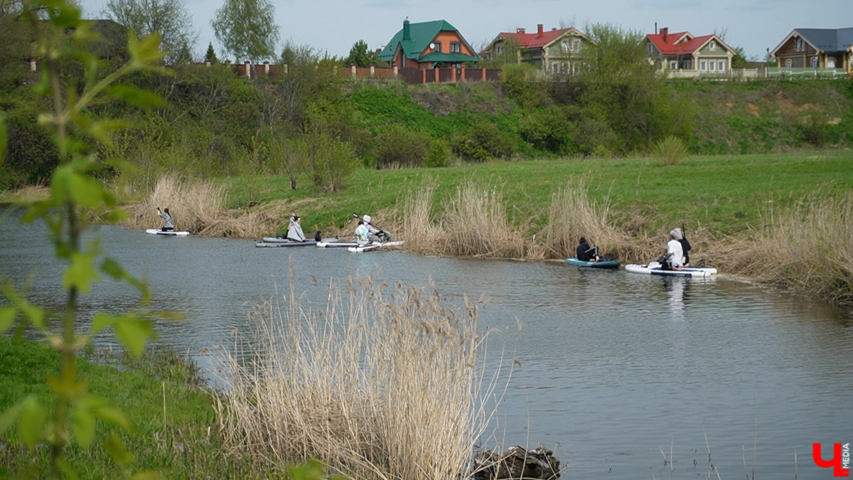 В Суздале уже стартовал сезон навигации. На воду спустили ладью и трамвайчик. А в перспективе Каменку планируют расчистить и углубить для прохождения по ней речных судов. Там же скоро поставят спектакль. Пока же на субботник выходят экоактивисты, причем на самых разных плавсредствах: сапбордах, лодках и байдарках.