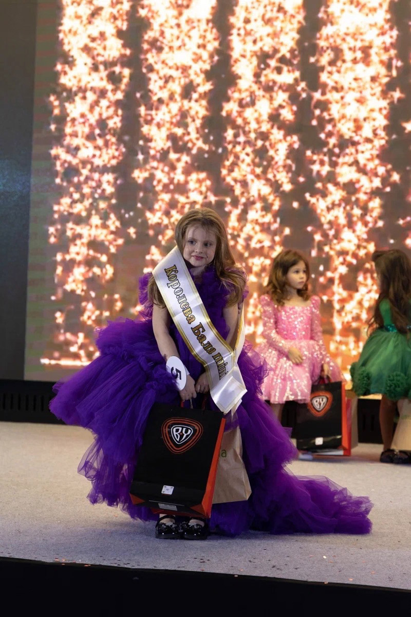 Иногда у людей возникает вопрос: «Зачем нужны конкурсы красоты для детей?» Директор модельного агентства Victory Виктория Селеметова хорошо знает, что именно они являются ключом к раскрытию талантов ребенка. И приглашает ребят на конкурс «Юные мисс и мистер Владимирская земля 2024».