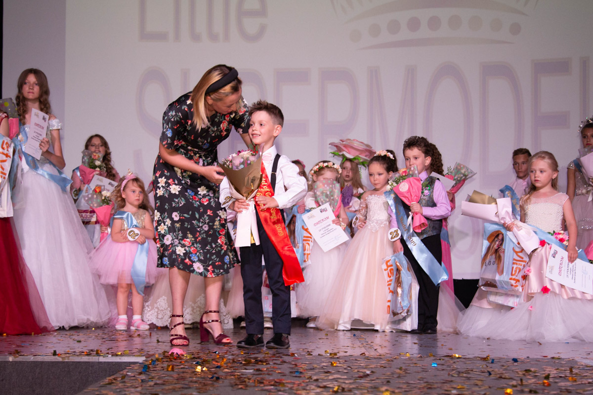 Иногда у людей возникает вопрос: «Зачем нужны конкурсы красоты для детей?» Директор модельного агентства Victory Виктория Селеметова хорошо знает, что именно они являются ключом к раскрытию талантов ребенка. И приглашает ребят на конкурс «Юные мисс и мистер Владимирская земля 2024».