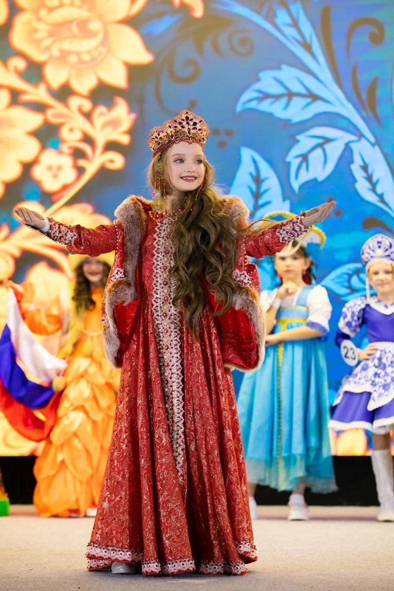 Иногда у людей возникает вопрос: «Зачем нужны конкурсы красоты для детей?» Директор модельного агентства Victory Виктория Селеметова хорошо знает, что именно они являются ключом к раскрытию талантов ребенка. И приглашает ребят на конкурс «Юные мисс и мистер Владимирская земля 2024».