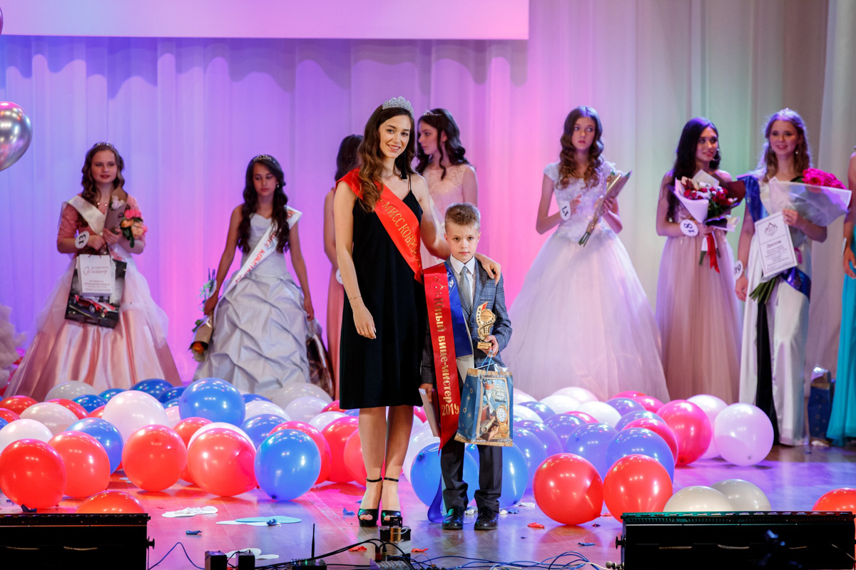 Иногда у людей возникает вопрос: «Зачем нужны конкурсы красоты для детей?» Директор модельного агентства Victory Виктория Селеметова хорошо знает, что именно они являются ключом к раскрытию талантов ребенка. И приглашает ребят на конкурс «Юные мисс и мистер Владимирская земля 2024».