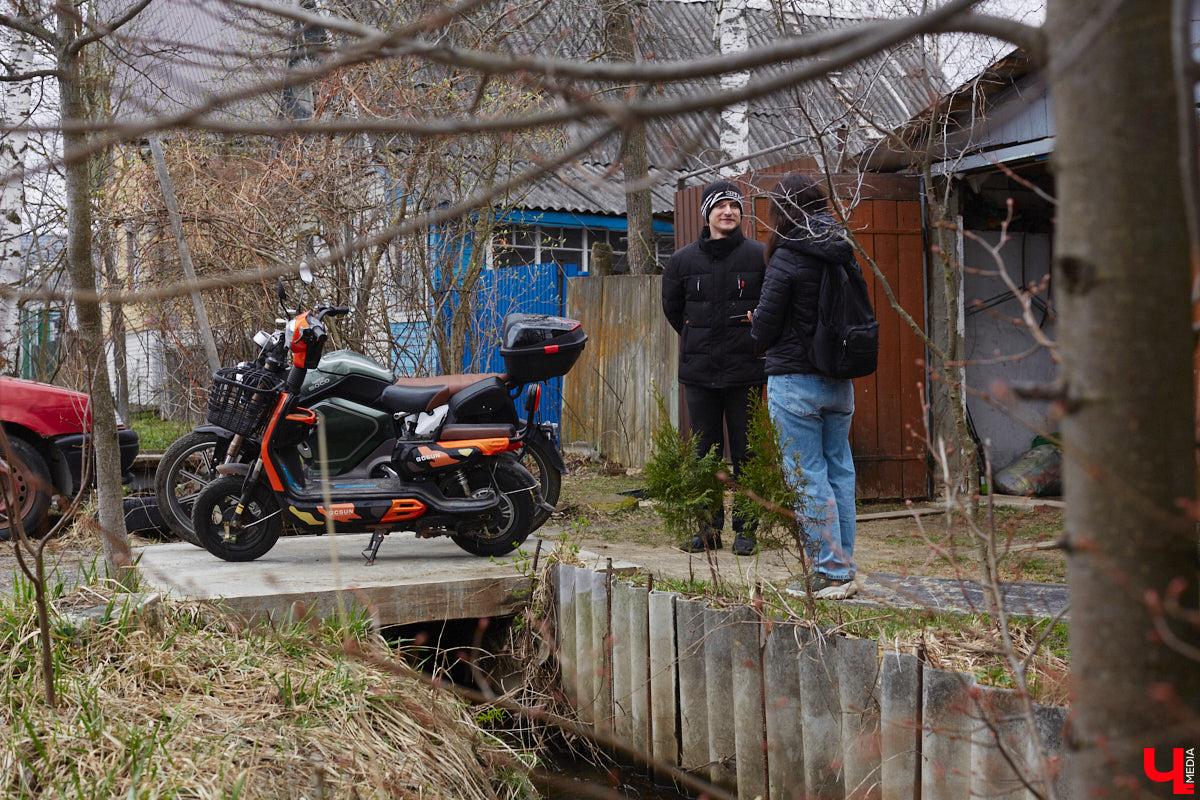 Электротранспорт — это уже давно не привет из будущего. Сразу три таких средства передвижения мы обнаружили в гараже жителя Судогды Николая Антонова. Скутер, мопед, ничем не уступающий байку, и автомобиль радуют своего владельца тихим ходом, экономичностью, простотой. О других их плюсах, а также неизбежных минусах он рассказал «Ключ-Медиа».