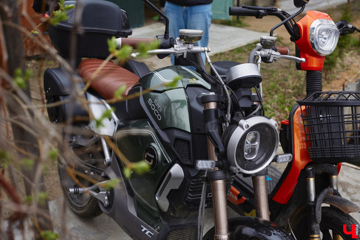 Электротранспорт — это уже давно не привет из будущего. Сразу три таких средства передвижения мы обнаружили в гараже жителя Судогды Николая Антонова. Скутер, мопед, ничем не уступающий байку, и автомобиль радуют своего владельца тихим ходом, экономичностью, простотой. О других их плюсах, а также неизбежных минусах он рассказал «Ключ-Медиа».