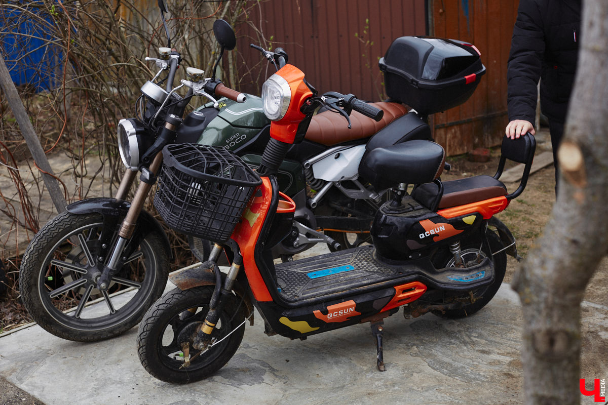 Электротранспорт — это уже давно не привет из будущего. Сразу три таких средства передвижения мы обнаружили в гараже жителя Судогды Николая Антонова. Скутер, мопед, ничем не уступающий байку, и автомобиль радуют своего владельца тихим ходом, экономичностью, простотой. О других их плюсах, а также неизбежных минусах он рассказал «Ключ-Медиа».