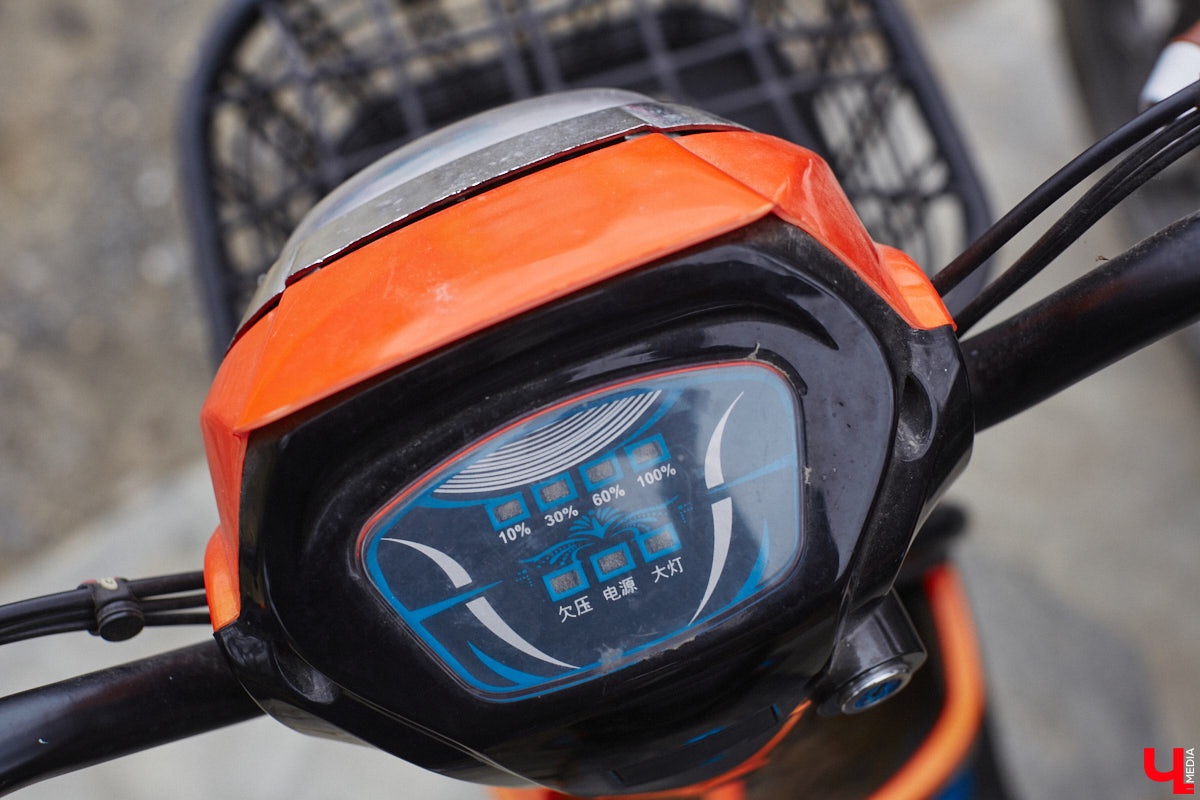 Электротранспорт — это уже давно не привет из будущего. Сразу три таких средства передвижения мы обнаружили в гараже жителя Судогды Николая Антонова. Скутер, мопед, ничем не уступающий байку, и автомобиль радуют своего владельца тихим ходом, экономичностью, простотой. О других их плюсах, а также неизбежных минусах он рассказал «Ключ-Медиа».