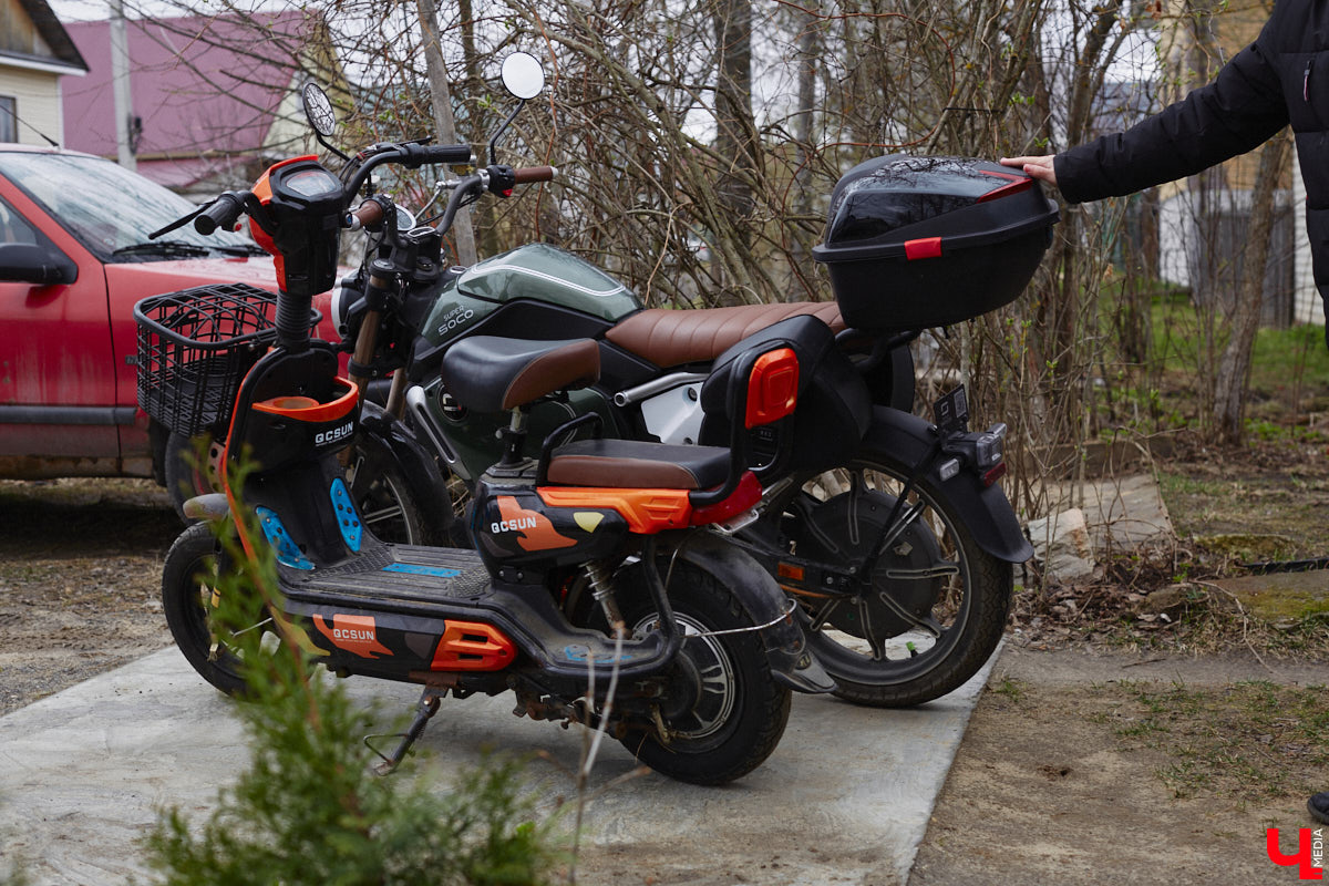 Электротранспорт — это уже давно не привет из будущего. Сразу три таких средства передвижения мы обнаружили в гараже жителя Судогды Николая Антонова. Скутер, мопед, ничем не уступающий байку, и автомобиль радуют своего владельца тихим ходом, экономичностью, простотой. О других их плюсах, а также неизбежных минусах он рассказал «Ключ-Медиа».