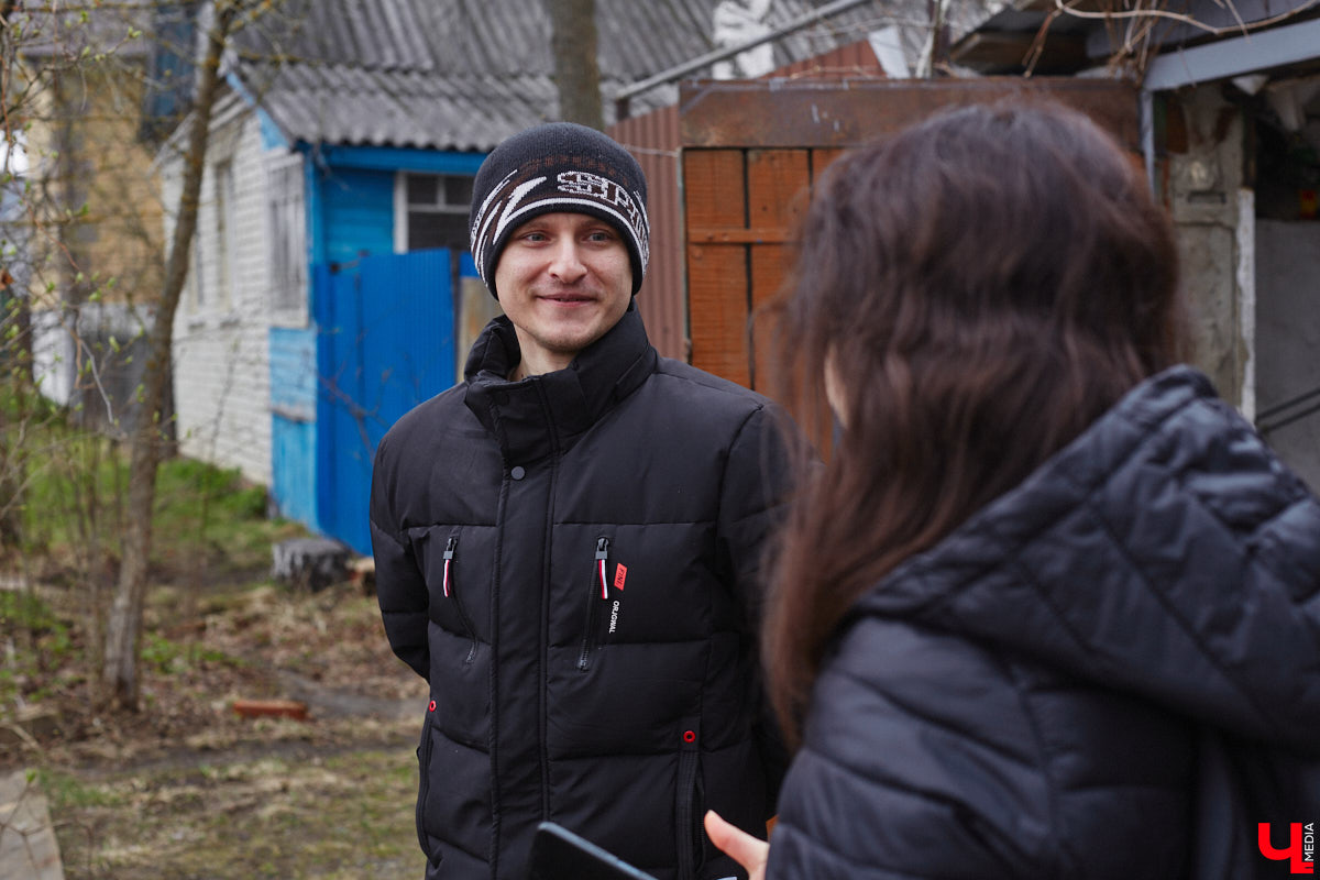 Электротранспорт — это уже давно не привет из будущего. Сразу три таких средства передвижения мы обнаружили в гараже жителя Судогды Николая Антонова. Скутер, мопед, ничем не уступающий байку, и автомобиль радуют своего владельца тихим ходом, экономичностью, простотой. О других их плюсах, а также неизбежных минусах он рассказал «Ключ-Медиа».