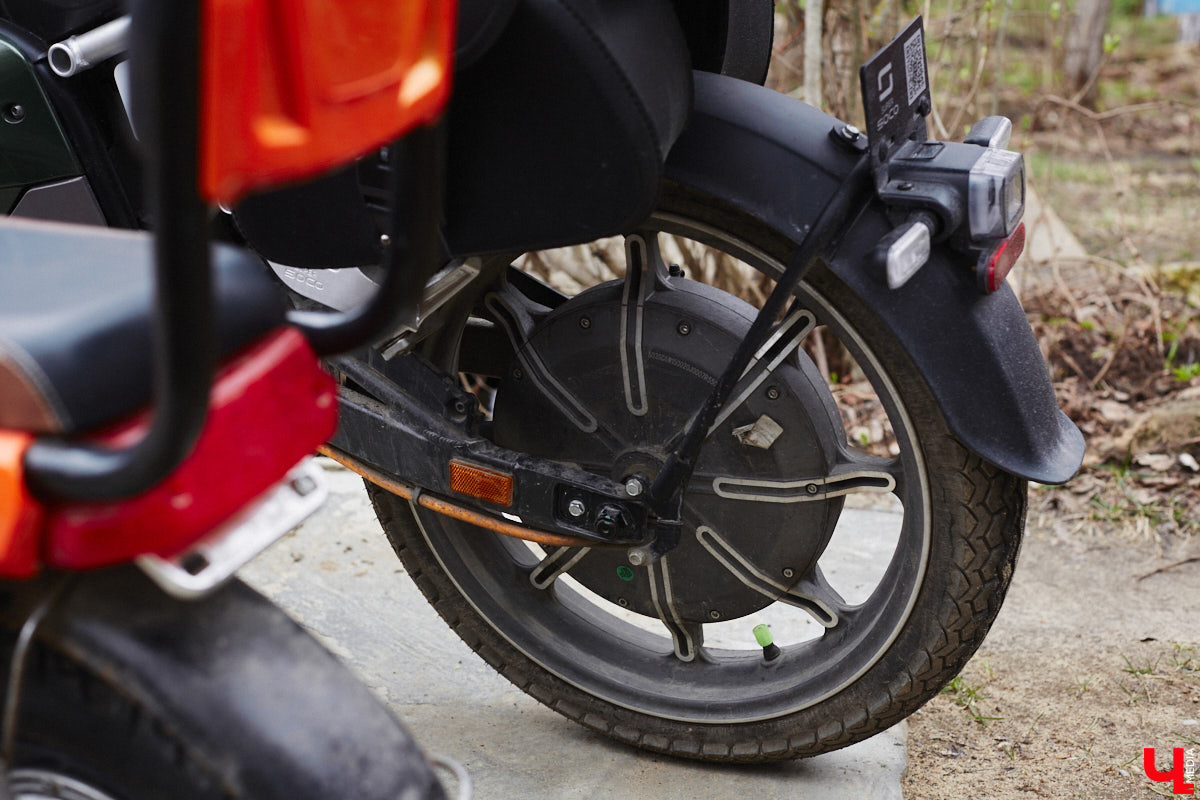 Электротранспорт — это уже давно не привет из будущего. Сразу три таких средства передвижения мы обнаружили в гараже жителя Судогды Николая Антонова. Скутер, мопед, ничем не уступающий байку, и автомобиль радуют своего владельца тихим ходом, экономичностью, простотой. О других их плюсах, а также неизбежных минусах он рассказал «Ключ-Медиа».