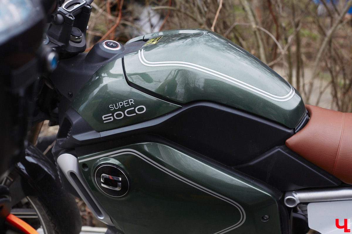 Электротранспорт — это уже давно не привет из будущего. Сразу три таких средства передвижения мы обнаружили в гараже жителя Судогды Николая Антонова. Скутер, мопед, ничем не уступающий байку, и автомобиль радуют своего владельца тихим ходом, экономичностью, простотой. О других их плюсах, а также неизбежных минусах он рассказал «Ключ-Медиа».