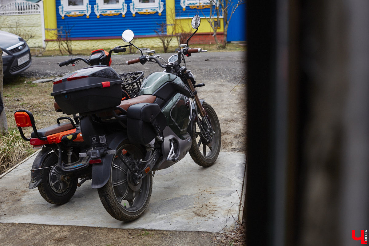 Электротранспорт — это уже давно не привет из будущего. Сразу три таких средства передвижения мы обнаружили в гараже жителя Судогды Николая Антонова. Скутер, мопед, ничем не уступающий байку, и автомобиль радуют своего владельца тихим ходом, экономичностью, простотой. О других их плюсах, а также неизбежных минусах он рассказал «Ключ-Медиа».