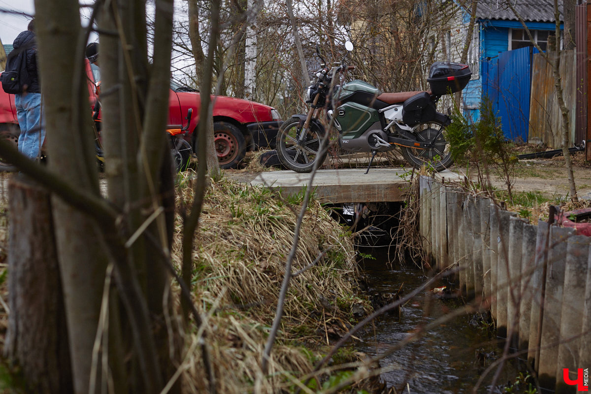 Электротранспорт — это уже давно не привет из будущего. Сразу три таких средства передвижения мы обнаружили в гараже жителя Судогды Николая Антонова. Скутер, мопед, ничем не уступающий байку, и автомобиль радуют своего владельца тихим ходом, экономичностью, простотой. О других их плюсах, а также неизбежных минусах он рассказал «Ключ-Медиа».