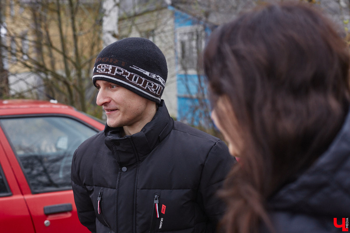 Электротранспорт — это уже давно не привет из будущего. Сразу три таких средства передвижения мы обнаружили в гараже жителя Судогды Николая Антонова. Скутер, мопед, ничем не уступающий байку, и автомобиль радуют своего владельца тихим ходом, экономичностью, простотой. О других их плюсах, а также неизбежных минусах он рассказал «Ключ-Медиа».