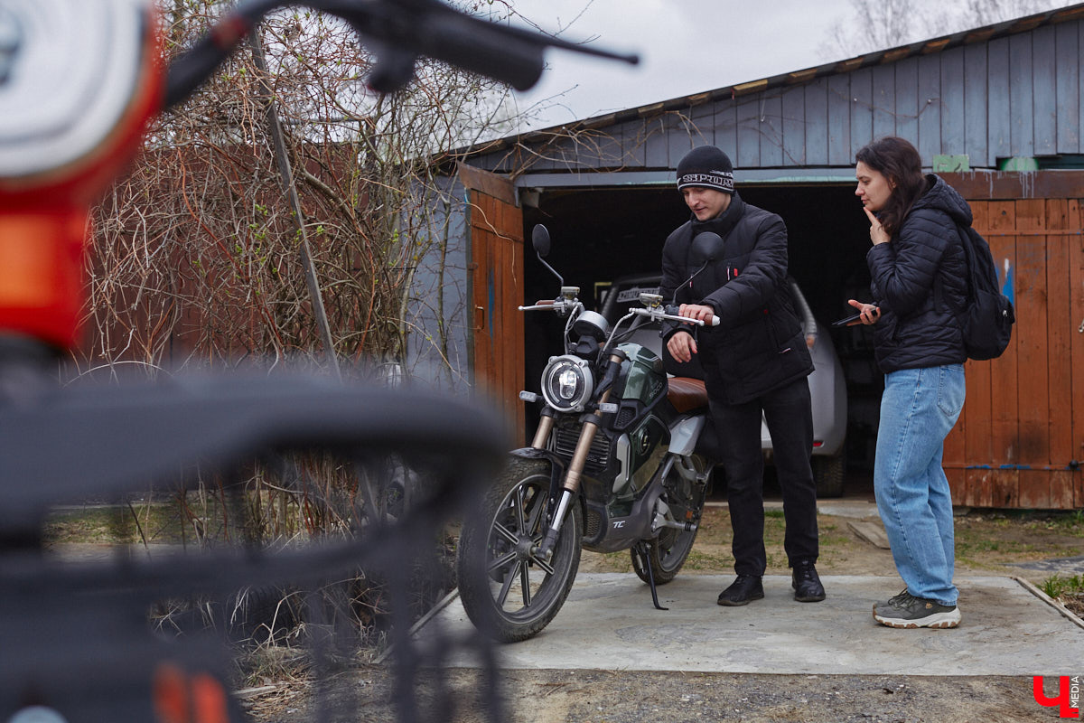 Электротранспорт — это уже давно не привет из будущего. Сразу три таких средства передвижения мы обнаружили в гараже жителя Судогды Николая Антонова. Скутер, мопед, ничем не уступающий байку, и автомобиль радуют своего владельца тихим ходом, экономичностью, простотой. О других их плюсах, а также неизбежных минусах он рассказал «Ключ-Медиа».